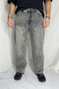 Jeans grigi indossati