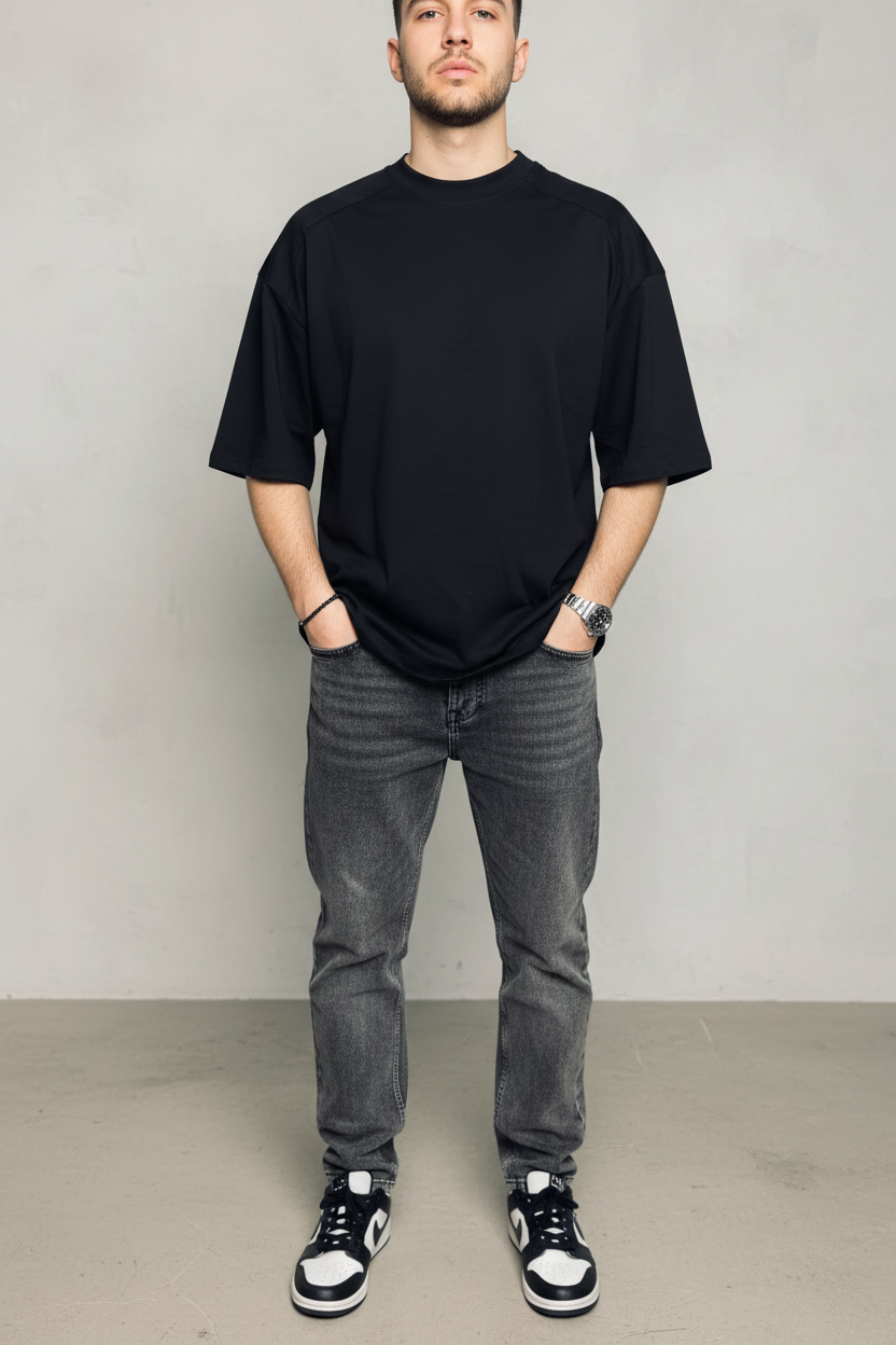 T-shirt nera indossata