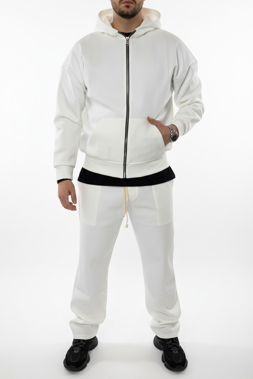 Tuta bianca su sfondo bianco